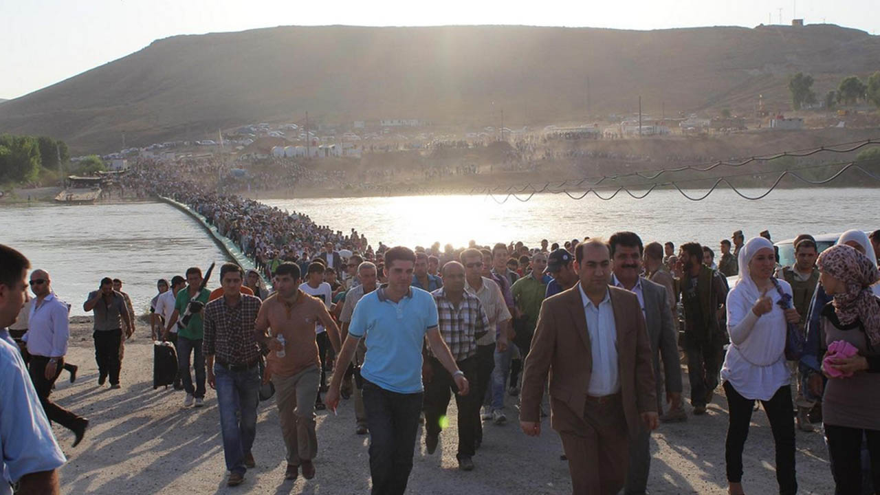 Displaced people flow from Syria into Iraq. © UNHCR/G.Gubaeva